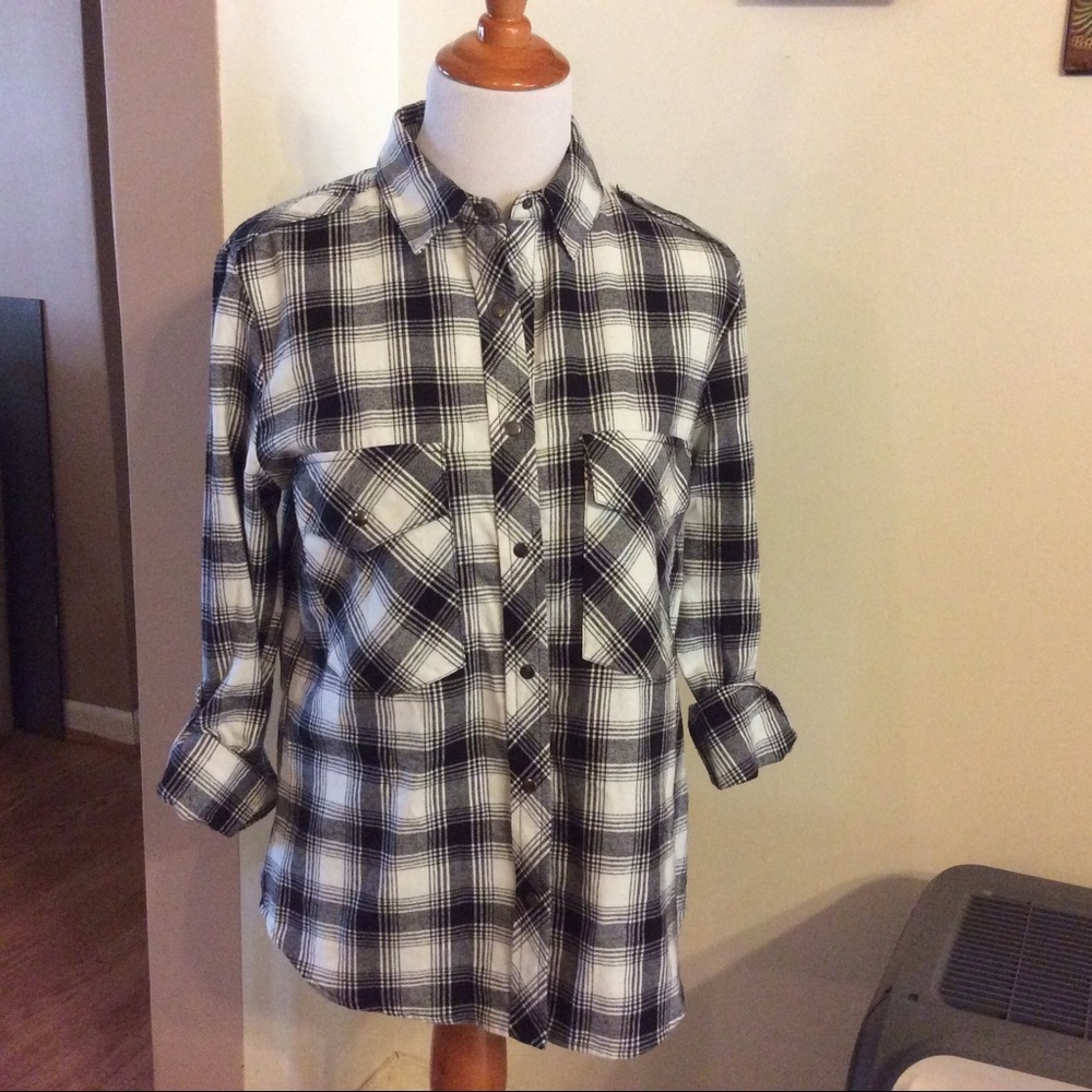 Forever 21 Snap Closure Collar Shirt Size M  NWOT